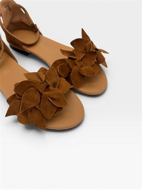 Sandali flat con applicazione floreale in suede IL LACCIO | G10CAMOSCIOBRANDY